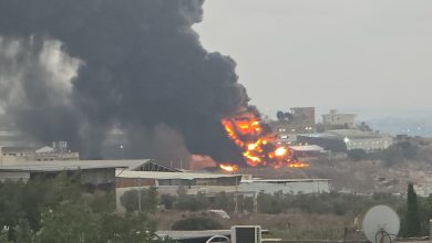 Photo of حريق يقترب من المنازل في يركا وإخلاء مجمع «بيغ فاشن»