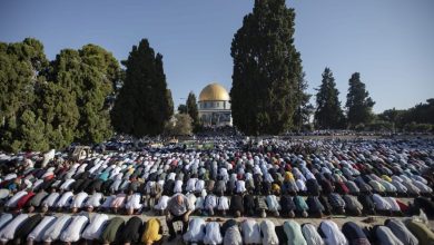 Photo of عشرات آلاف الفلسطينيين يؤدون صلاة الجمعة في الأقصى