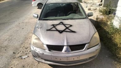 Photo of مستوطنون يحرقون مركبات فلسطينية في هجوم على قرية أبو فلاح