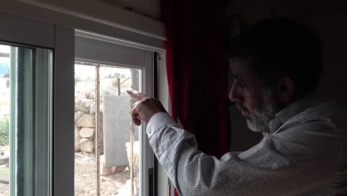 Photo of الضفة.. إرهاب المستوطنين يحاصر عائلة فلسطينية داخل منزلها