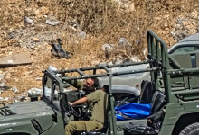 Photo of جنديان إسرائيليان يلتقطان “سيلفي” مع جثمان فلسطيني بعد قتله (شاهد)
