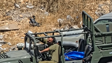 Photo of جنديان إسرائيليان يلتقطان “سيلفي” مع جثمان فلسطيني بعد قتله (شاهد)