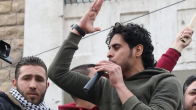 Photo of بين الترحم والإساءة.. هتافات الساروت بمباراة الوحدة والكرامة تشعل الشارع السوري (شاهد)