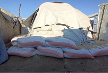 Photo of النازحون في غزة يواجهون الشتاء بـ”رقع القماش” وسواتر الرمل (شاهد)