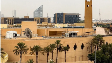Photo of السفارة الأمريكية في الرياض تأمر بمغادرة موظفيها “غير الأساسيين” وعائلاتهم