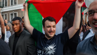 Photo of الناشط الفلسطيني محمود خليل يعود لجامعة كولومبيا للمرة الأولى منذ اعتقاله (فيديو)