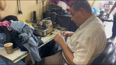 Photo of ملابس أنهكها الاستعمال وخياطة يثقلها الحصار.. كيف شلّت الحرب قطاع الخياطة في غزة؟