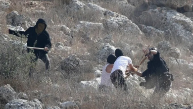 Photo of إرهاب المستوطنين.. إصابة 4 فلسطينيين وحصار منزل بالضفة