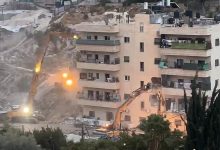 Photo of الاحتلال يهدم بناية سكنية من 5 طوابق في بلدة الطور بالقدس (شاهد)