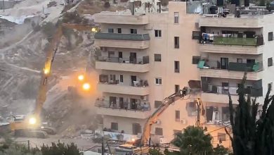 Photo of الاحتلال يهدم بناية سكنية من 5 طوابق في بلدة الطور بالقدس (شاهد)