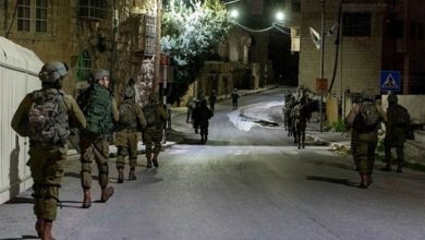 Photo of الاحتلال يحوّل منازل لثكنات عسكرية وغرف تحقيق.. اقتحامات واعتقالات بالضفة والقدس