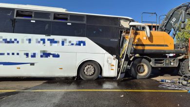 Photo of مصرع سائق حافلة وإصابة نحو 30 شخصًا بحادث سير في النقب