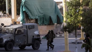 Photo of الخليل: الجيش الإسرائيلي يواصل عملياته العسكرية لليوم الثامن ويجبر عشرات الفلسطينيين على إخلاء منازلهم