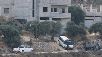 Photo of مستوطنون يهاجمون منازل فلسطينية في عورتا والجيش يصيب 5 بالاختناق