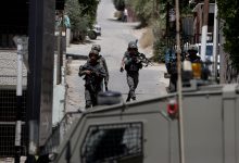 Photo of قوات الاحتلال تعتقل 4 فلسطينيين وتحتجز عشرات الشبان في الضفة الغربية