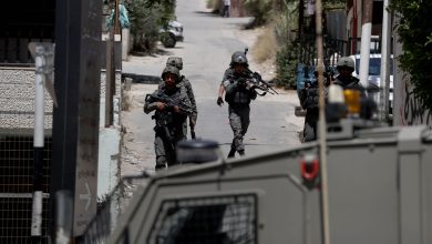Photo of قوات الاحتلال تعتقل 4 فلسطينيين وتحتجز عشرات الشبان في الضفة الغربية